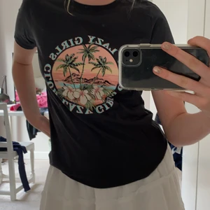 T-Shirt med tryck - Super fin t-Shirt med tryck💛 Använd mycket sparsamt❤️