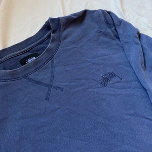 Stussy sweatshirt - Säljer denna snygga tröjan från stussy! Vintage men superfint skick. Oversize fit. Pris kan diskuteras! Kan mötas i Malmö eller skickas 🥰