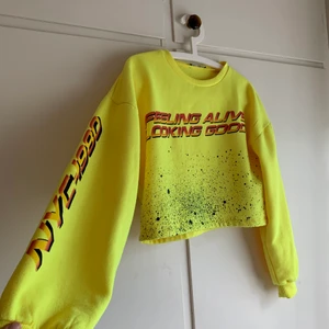 Neon gul tröja  - Neon gul cool tröja från Zara, stl S. Den är lite cropped. Knappt använd. Kan fraktas men du står för frakten :)
