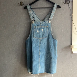 Hängselklänning - Hängselklänning på Pull&bear, Stl M. Säljer för att den är för liten. 