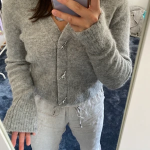 & OTHER STORIES KOFTA - Hej! Säljer nu min skitsnygga & other stories kofta som tyvärr inte har kommits till användning. Köpte den för ett är sedan men har bara använt typ 2-3 gånger. Den är i jätte bra skick och köptes för 899kr från butiken. Den är i storlek S men passar också XS och M. Skirv till mig privat om ni har frågor eller funderingar!❤️