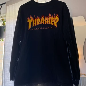 Thrasher tröja - Svart Thrasher tröja i storlek M, som du kan se på andra bilden är trycket lite slitet men annars är tröjan i toppen skick.