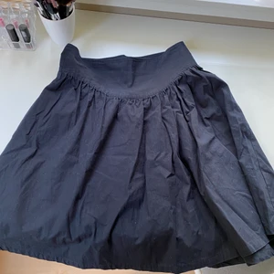 Svart kjol - En supersnygg svart kjol som är helt nyskick så jag aldrig använt den🤎 den är stl 34 men passar även mig som är 36