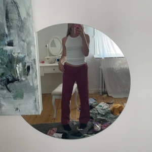 Rosa manchesterbyxor💕 - Nästan helt nya rosa byxor i bra skick, jag brukar ha 34 men dem sitter lite lösare passar också till storlek 38-40 om man vill ha lite tajtare 