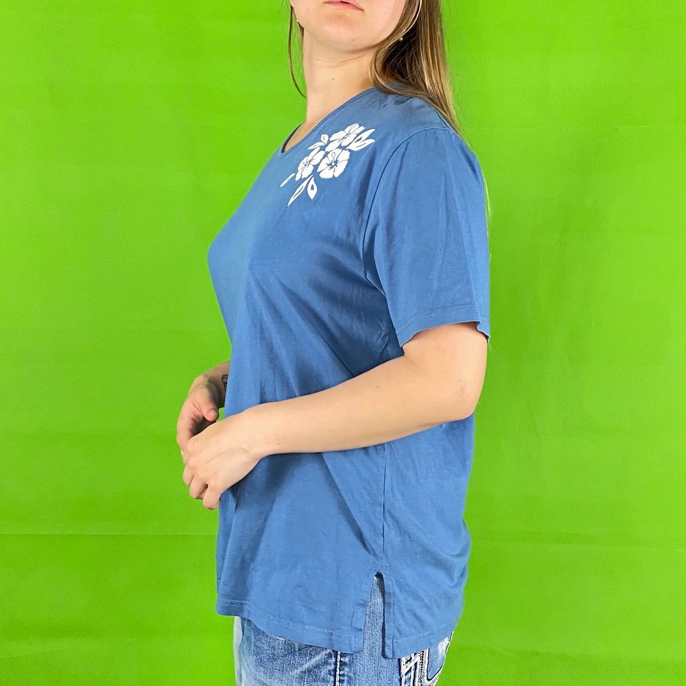 Hibiscus t-shirt i fint skick, somrig coconut girl t-shirt! Slits på båda sidorna. En liten. Se sista bilden för några svaga ränder. Inget märke eller material finns kvar. Modellen använder vanligtvis storlek S och är 169cm för referens. Spårbar frakt på 66kr är inräknad i priset. Axel till axel 46cm. Axel och ner 70cm. Byst bredd 53.5cm. Arm längd 22.5cm.. T-shirts.