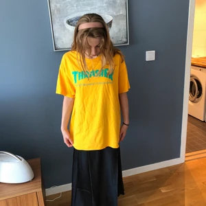 Thrasher t-shirt - Säljer den här OVERSIZED gula skatetröjan med märket Thrasher. Är i gott skick