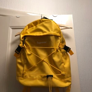 SUPREMERYGGSÄCK - En Supremeryggsäck i kopia. Aldrig använd. Kan mötas upp/alternativt köpare står för frakt.
