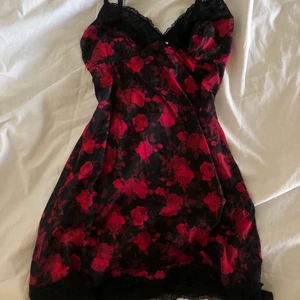 Satin klänning s - Säljer denna ursnygga silkes klänning med rosor på då den inte kommer till användning tyvärr 🤍 funkar både som klänning samt nattlinne🤍 spets vid bysten och längst ner🤍 kan mötas upp i Jönköping annars är det du som står för frakten🤍