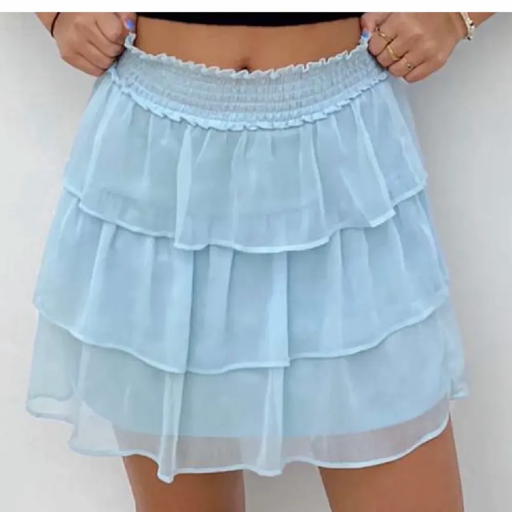 Säljer denna kjolen för bra bud i storlek medium men passar även small! Aldrig använd så väldigt fint skick🥰. Kjolar.