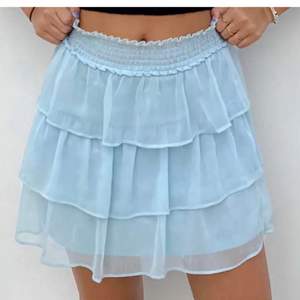 Säljer denna kjolen för bra bud i storlek medium men passar även small! Aldrig använd så väldigt fint skick🥰