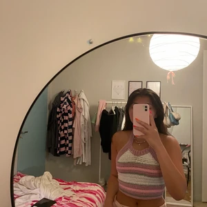 Virkad trendig topp - Trendig rosarandig virkad topp. Passar mig som har xs/s, B/c-kupa. Skulle säga att toppen passar xs-s då den är justerbar i midjan då man knyter den själv⚡️färger är mer rosa i verkligheten. Pris + frakt