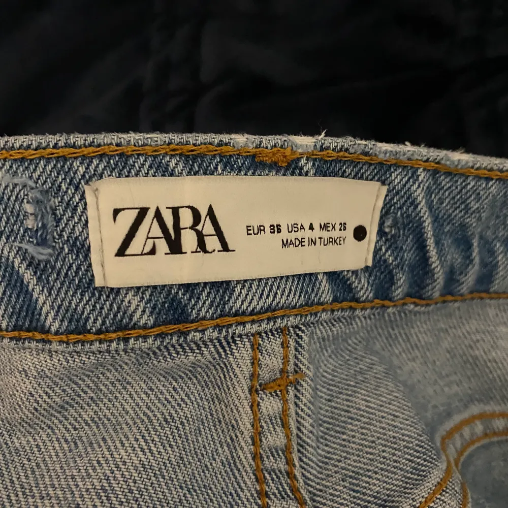 Säljer dessa superfina jeans från Zara. Jag är 168 lång och byxorna faller perfekt över skorna. . Jeans & Byxor.