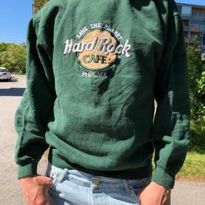 Hard rock café vintage tröja i storlek Medium. Person på bilden är 184cm lång. Hör av dig om du har några frågor eller vill ha fler bilder/mått på plagget ✨