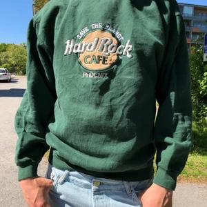 Hard rock café - Hard rock café vintage tröja i storlek Medium. Person på bilden är 184cm lång. Hör av dig om du har några frågor eller vill ha fler bilder/mått på plagget ✨