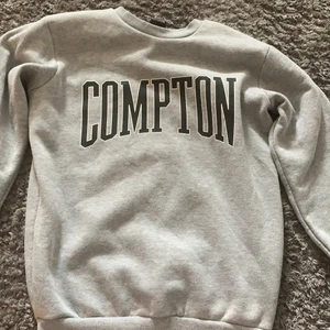 Ljusgrå sweatshirt - Ljusgrå sweatshirt knappt använd