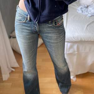 Lågmidjade flaire jeans från Diesel Industry i bra skick. Köpt dyra på secondhand och säljer då de är för små för mig. Lite fransigt i slutet av byxbenet och en prick  på höger ben men absolut inget man tänker på!. (kolla sista bilden vid markeringarna) Innerbenslängd - 78cm