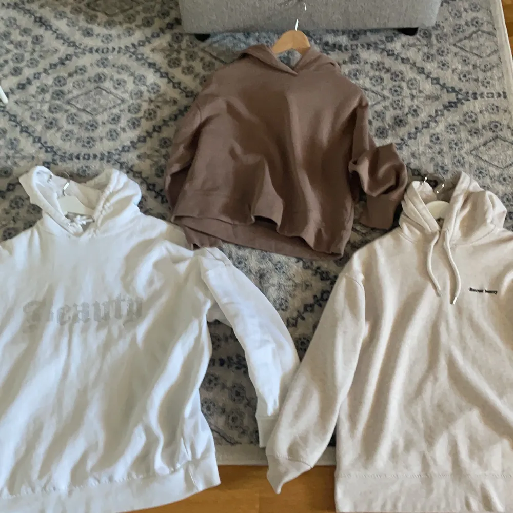 Hoodies och zip ups från bland annat gap, zara och hm. Släng iväg ett meddelande om du vill ha fler foton eller  mer info så fixar vi det!☺️ de alla passar mig som är normalt storlek S-M, visa mer oversized än andra! Priset 50kr/st plus att köparen står för frakt, kan även mötas upp i Landskrona, Helsingborg området . Hoodies.