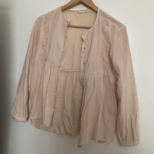 Sommar Bluse 🎀 - Bluse i ljus gammel rosa , med späts detaljer & knappar ! Väldigt gulliga detaljer 🎀