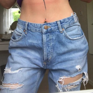 &DEMIN ljusblå jeans - Säljs pga garderobsrensning!! Ett par jeans från &DEMIN som jag har sytt in i midjan (se bild för referens) endast använda en gång, sen har de aldrig kommit fram tyvärr, så nyskick! Är baggy i modellen och sitter fint runt en utan att det blir hösäck-känsla 😋 STRL 42 MEN LITEN I STORLEKEN så sitter som 38/liten 40!!! ORIGINALPRIS 399:- MÖTER INTE UPP 😊 