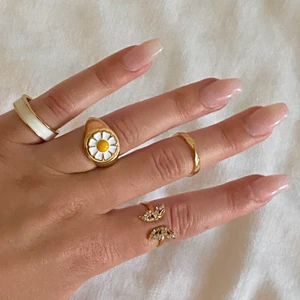 Daisy/Blom ring - 79 SEK! Nickelfri 🎉 Beställ på vår hemsida💘
