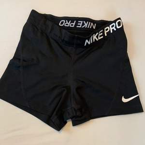 Svarta Nike PRO shorts i stl xs. Lite slitningar på märkena men inget man märker! 