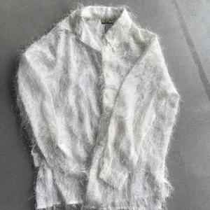 Fluffig vit skjorta vintage - Fluffig vit skjorta. Köpt på vintagebutik. Fint skick.