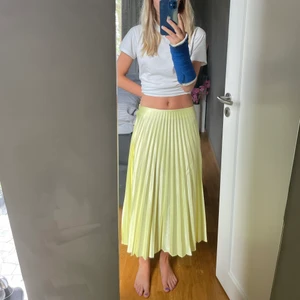 Maxikjol - En gammal favorit💛 Passar asbra till sommaren, både till uppklätt men även vardagligt. Hör av er om det är några frågor. Kör budgivning om många är intresserade!💛