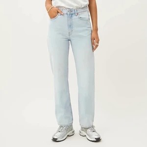 Weekday jeans - Jag har tyvärr växt ur mina skitsnygga jeans från weekday. De är i modellen voyage och storlek W30 L32. De är använda men det finns inga skador eller slitningar alls på dem!