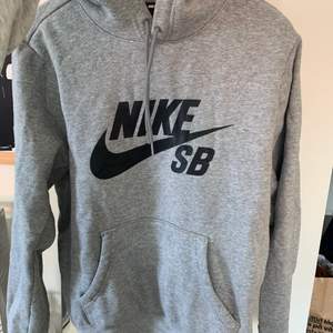 Knappt använd hoodie från Nike i storlek S herrmodell. Riktigt skön!🌟 köpt för 749kr. Köparen står för frakten!🌟