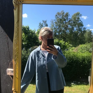 Jacka  - Jätte fin blå baka i mocka. Vet inte märke eller storlek då den är köpt secound hand. Jag är vanligtvis en S och den sitter bra på mig. 