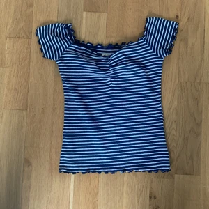 Offshoulder t-shirt - Trevlig T-shirt från Hollister som är blå och vitrandig