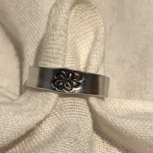 ~Hanna~ - Hanna är en väldigt fin silvrig ring med en ganska stor blomma på. Hanna passar bra till mycket. 50kr med frakt 
