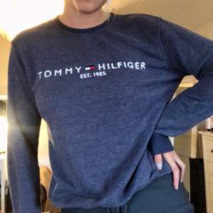 Superfin Tommy Hilfiger-sweatshirt som tyvärr är för liten för mig. Strl XL men passar som oversize från S-L