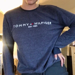 Tommy Hilfiger-sweatshirt  - Superfin Tommy Hilfiger-sweatshirt som tyvärr är för liten för mig. Strl XL men passar som oversize från S-L