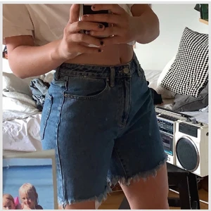 Midlength Vero Moda  Jeansshorts  - Säljer dessa helt oanvända shortsen från Vero Moda ! Strl S, skulle säga att dom passar folk med strl S/M Skriv💕 till mig vid intresse💕