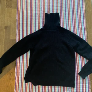 Hög polo HOPE - SUPER snygg och härlig polo tröja från HOPE, storlek S