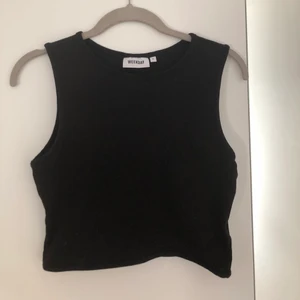 Svart linne weekday, storlek M - Svart linne från Weekday i storlek M. 50kr. Kan mötas i Linköping annars tillkommer frakt 😊