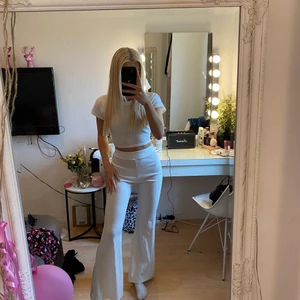 Vit matchande set! - Superfint vitt matchande set! Använt 1 gång så fint skick. Stl s/m. 150kr eller bud!