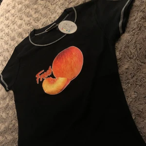 Zip-it t-shirt - Deadstock ZIP-IT t-shirt! Helt ny svart t-shirt med glittrande persika print o vita sömmar✨ strl 32✨