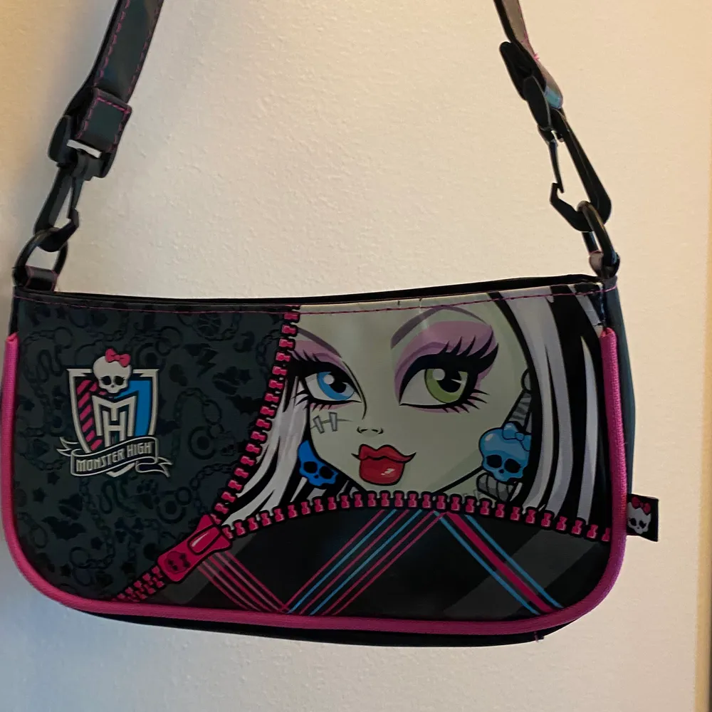 Säljer denna snygga lilla monster high väskan! Väskan är i fint skick! Vid intresse eller frågor hör gärna av er🦒. Väskor.