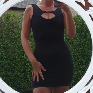 Svart klänning - Svart snygg klänning mee unik rygg. En knapp av två saknas men kan lätt sys dit en ny.