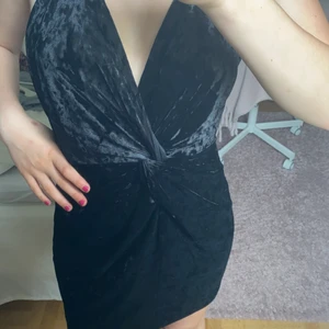 Fin zara klänning  - Säljer en fin zara klänning i mysigt material. Säljer pga inte riktigt min stil, prislapp kvar 💕  storleken är XS men passar även mig som har M 💞