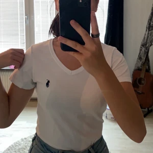 Raffe tisha  - Säljer nu min tisha från raffe aldrig använt har legat i garderoben, den är i storlek m men är som en s 