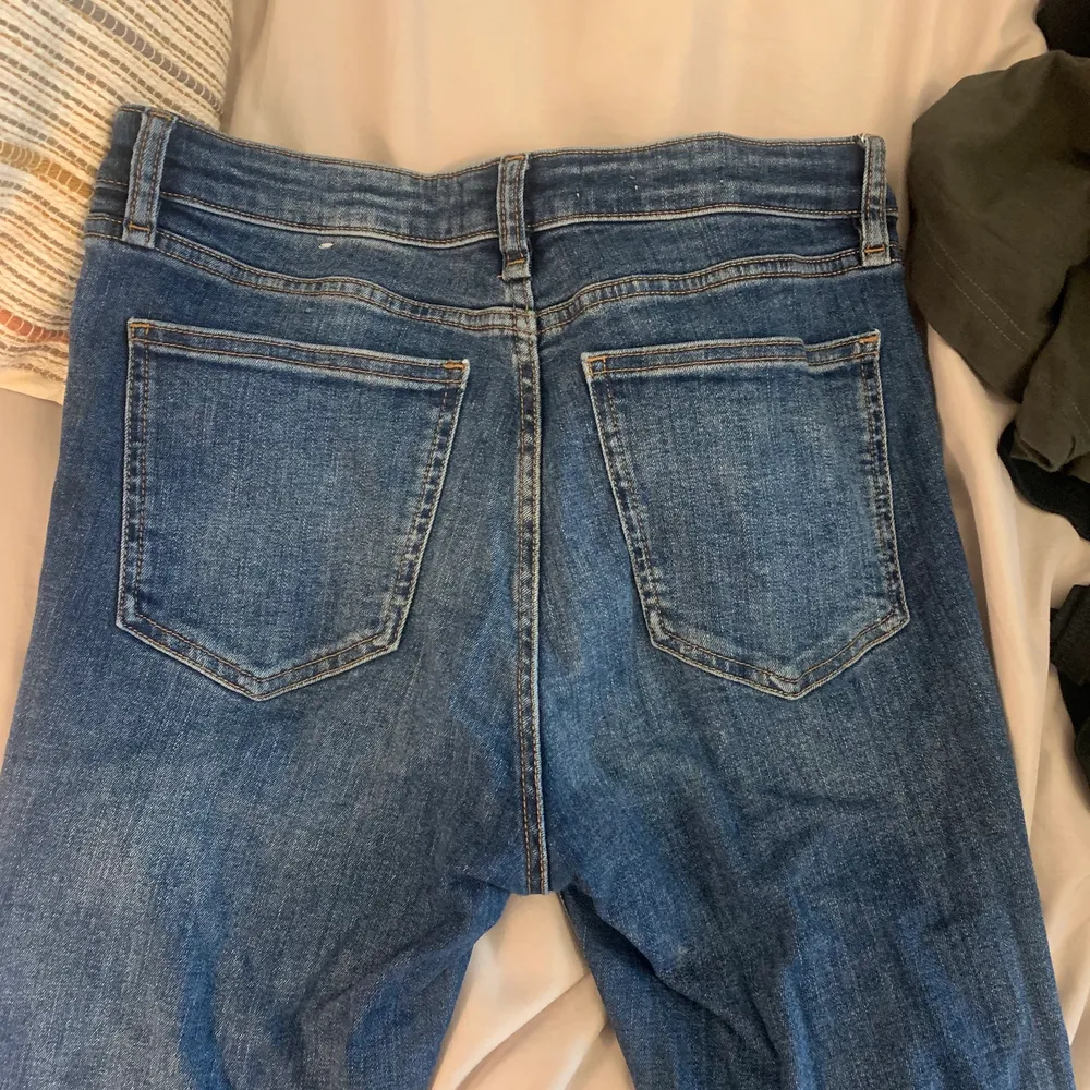 Bootcut jeans från Mango. Storlek 38, motsvarar S/M. Sitter fint på och framhäver kurvor.. Jeans & Byxor.