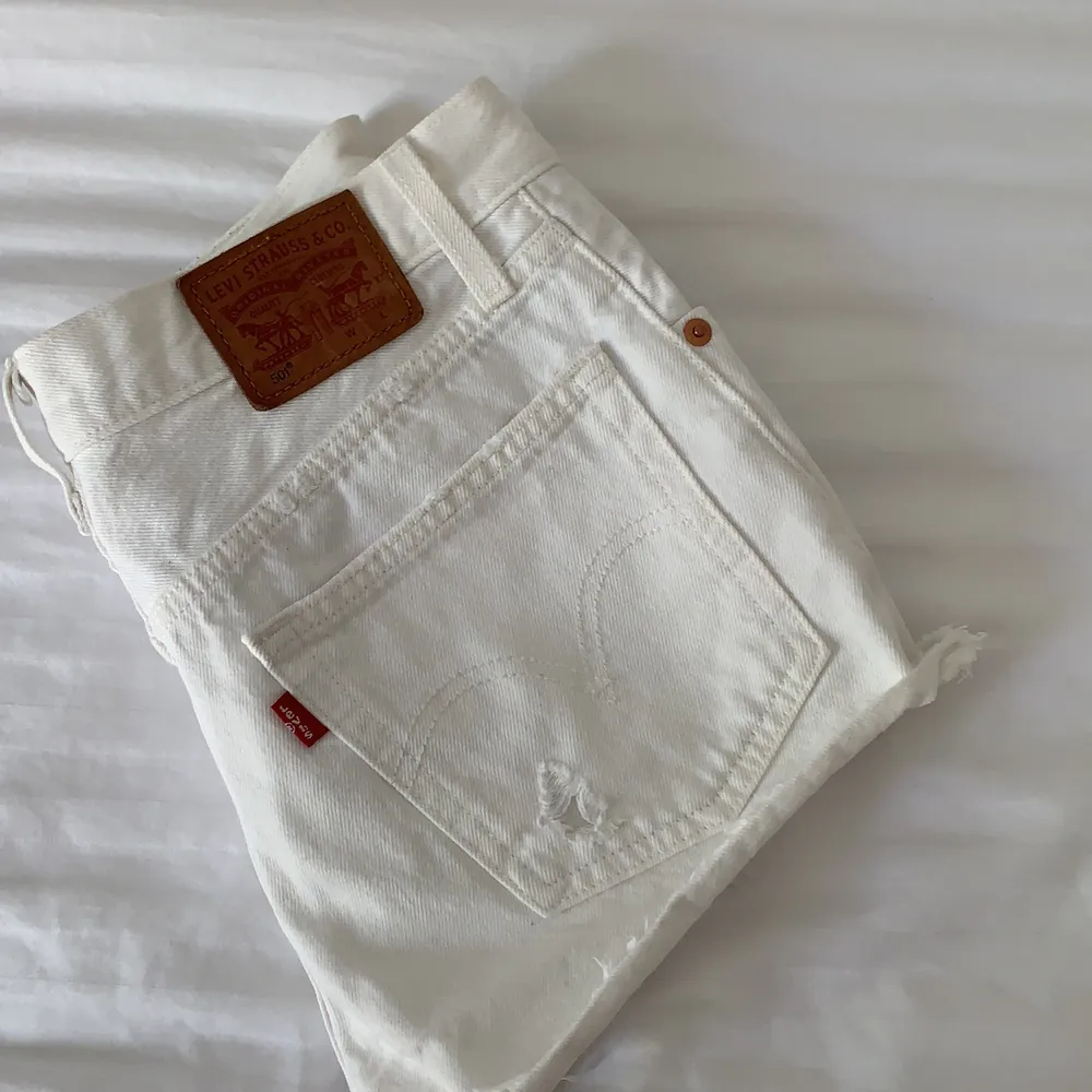Vita short från levis, köptes för 500kr för ca 2 år sen, är en xs (32-34) och sitter bra . Shorts.