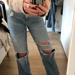 Zara jeans  - Säljer dessa super coola jeans med hål ifårn zara då jag ej använder dem längre. Passar 170 och S/M