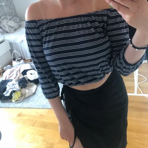 Off shoulder topp storlik S - Säljer denna off shoulder topp från hollister, på grund av dålig användning.