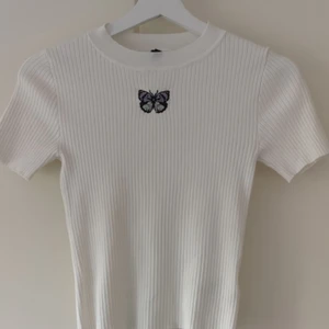 En vit topp med en fjäril på - Jättefin vit topp med en fjäril från h&m