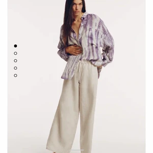 Linnebyxor - Säljer dessa skitsnygga linnebyxorna i storlek M. 💓💓Säljes pga för stora o försent att lämna tillbaka. Byxorna är lite korta för mig i längden, 176 men passar kortare. Kan ha som både låg- och högmidjade. ❤️❤️ Aldrig använda,  säljer för 250kr ,nypris 399💓🥰🥰 kör budgivning som slutar 12 juni❤️ säljes direkt för 400