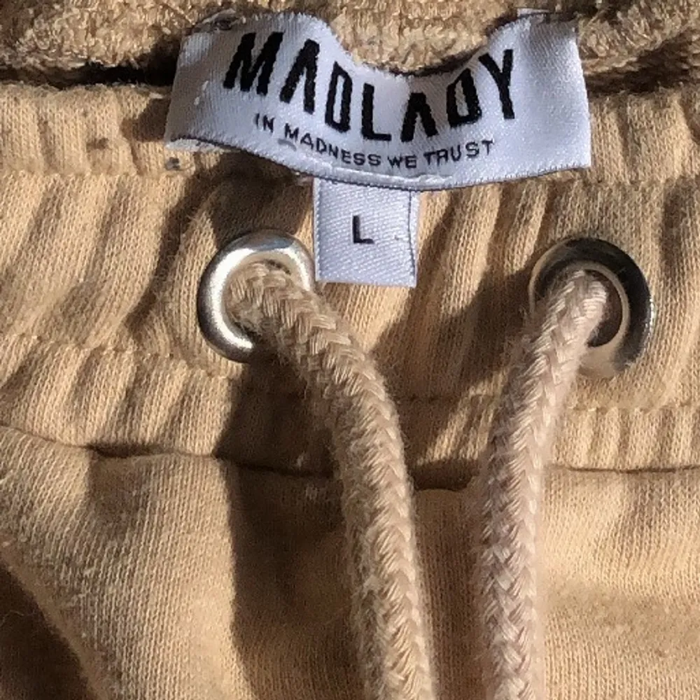 Oversized beiga sweatpants från madlady i storlek. Jag är en S/M men beställde storlek L för att få det oversized.🥰. Jeans & Byxor.